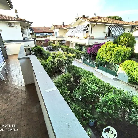 Tra Puccini Ed Il Mare Apartment