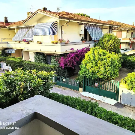 Tra Puccini Ed Il Mare Apartment